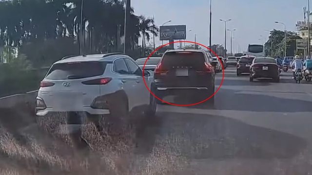 Xe sang Volvo bị tông móp méo đuôi vì nhập làn ẩu, tạt đầu ô tô khác - Ảnh 1.