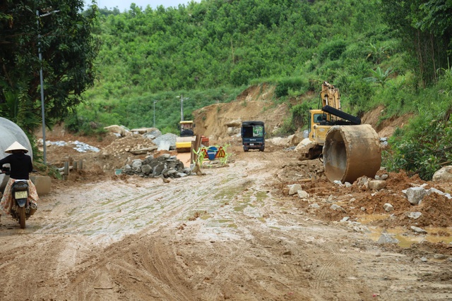 Dự &aacute;n sửa chữa taluy đường Trường Sơn Đ&ocirc;ng ngổn ngang, chậm tiến độ- Ảnh 1.