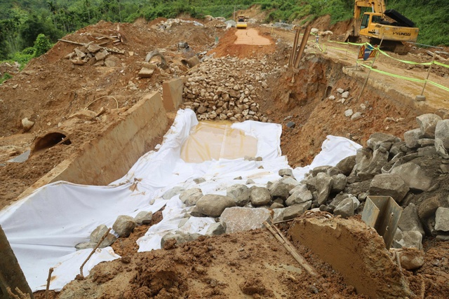 Dự &aacute;n sửa chữa taluy đường Trường Sơn Đ&ocirc;ng ngổn ngang, chậm tiến độ- Ảnh 4.