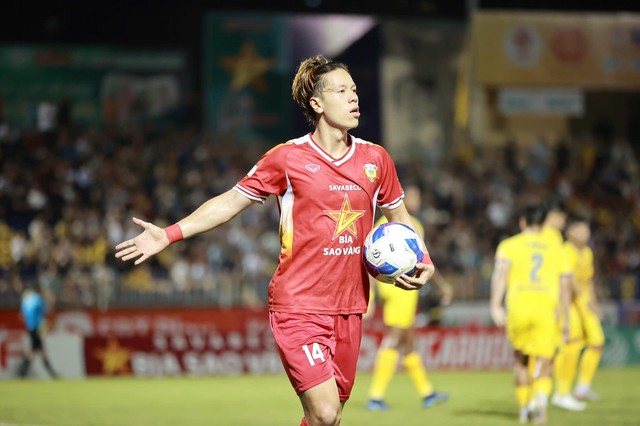 Lê Viktor tỏa sáng, Hà Tĩnh bị thẻ đỏ vẫn ‘bắt’ SLNA chia điểm: 2 bàn thắng giống hệt nhau- Ảnh 1. Lê Viktor tỏa sáng, Hà Tĩnh bị thẻ đỏ vẫn ‘bắt’ SLNA chia điểm: 2 bàn thắng giống hệt nhau- Ảnh 1.