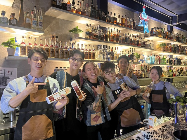 Bartender Nguyễn Phú Cường tổ chức bán cocktail gây qũy tặng máy tính cho trường miền núi - Ảnh 1.