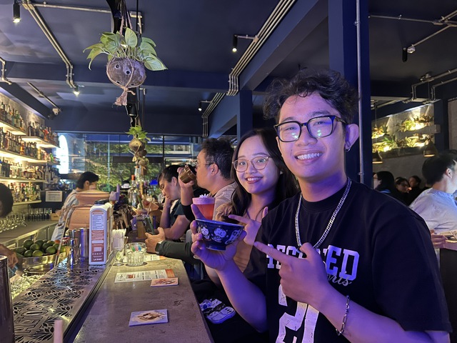 Bartender Nguyễn Phú Cường tổ chức bán cocktail gây qũy tặng máy tính cho trường miền núi - Ảnh 2.