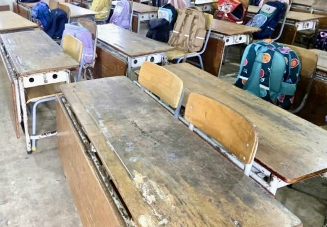 TP.HCM: Học sinh tăng đột biến, một trường tiểu học phải sử dụng bàn ghế xuống cấp - Ảnh 1.