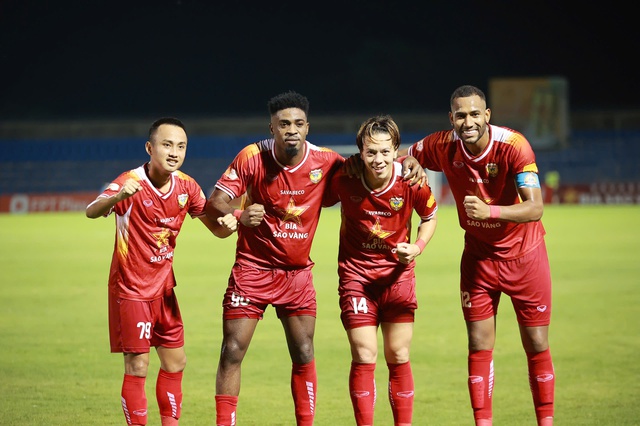 Lê Viktor tỏa sáng, Hà Tĩnh bị thẻ đỏ vẫn ‘bắt’ SLNA chia điểm: 2 bàn thắng giống hệt nhau- Ảnh 2. Lê Viktor tỏa sáng, Hà Tĩnh bị thẻ đỏ vẫn ‘bắt’ SLNA chia điểm: 2 bàn thắng giống hệt nhau- Ảnh 2.