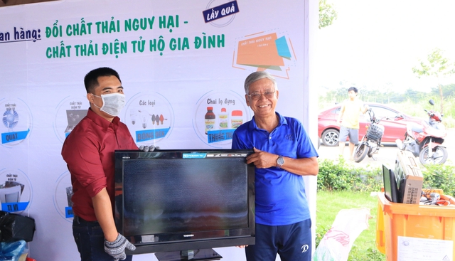 Người già, trẻ nhỏ cười khúc khích khi... đổi rác lấy quà- Ảnh 5.