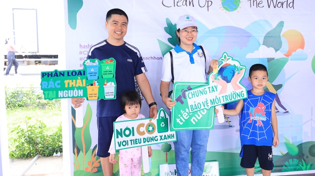 Người già, trẻ nhỏ cười khúc khích khi... đổi rác lấy quà- Ảnh 3.