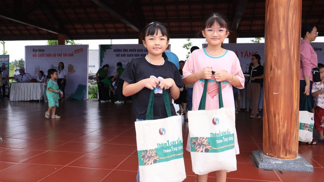 Người già, trẻ nhỏ cười khúc khích khi... đổi rác lấy quà- Ảnh 7.
