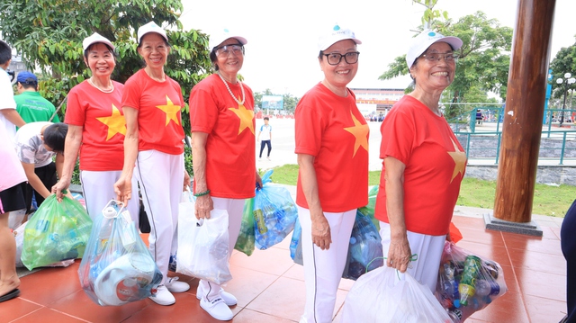 Người già, trẻ nhỏ cười khúc khích khi... đổi rác lấy quà- Ảnh 1.
