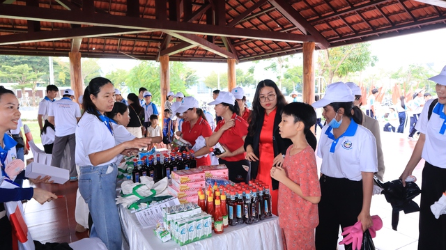 Người già, trẻ nhỏ cười khúc khích khi... đổi rác lấy quà- Ảnh 8.