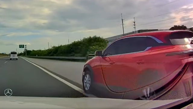 Phẫn nộ ô tô con vượt ẩu, phanh gấp ‘cà khịa’ xe khác trên cao tốc - Ảnh 1.