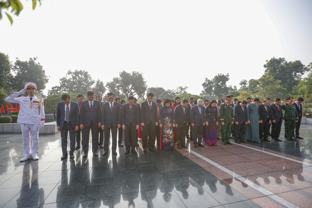 Đại biểu Đảng bộ MTTQ, các đoàn thể T.Ư vào Lăng viếng Chủ tịch Hồ Chí Minh- Ảnh 9.