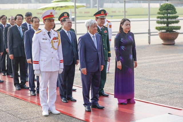 Đại biểu Đảng bộ MTTQ, các đoàn thể T.Ư vào Lăng viếng Chủ tịch Hồ Chí Minh- Ảnh 2.