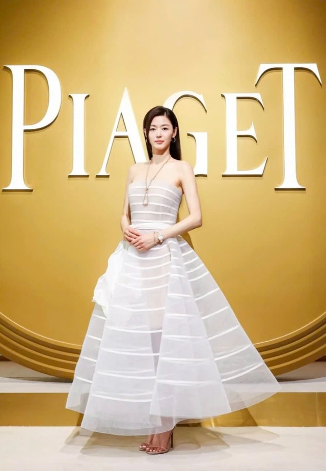 

Hàng triệu người dùng mạng xã hội đã tràn vào các trang của La Mer, Piaget, Louis Vuitton... để chỉ trích và yêu cầu cắt hợp đồng của Jun Ji Hyun  