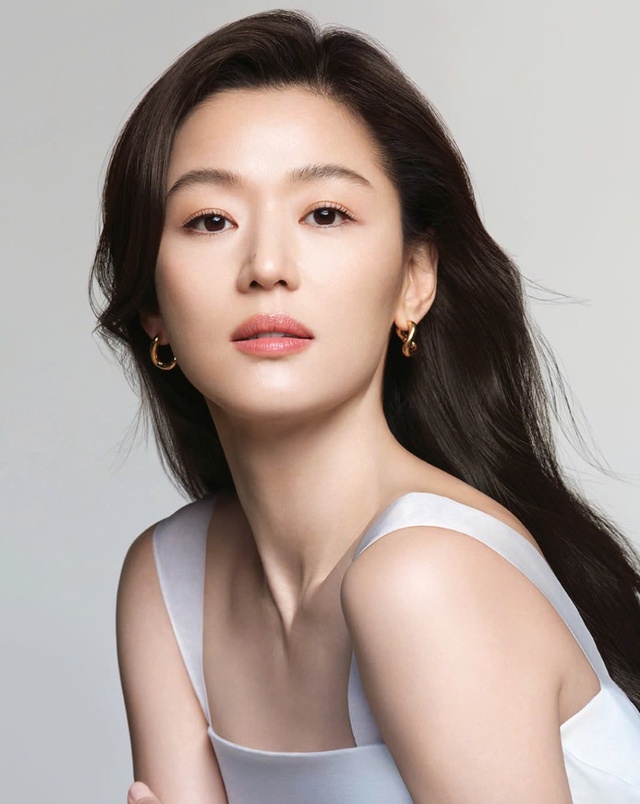 

Mặc dù có ý kiến cho rằng Jun Ji Hyun chỉ diễn theo kịch bản và sự phẫn nộ nên nhắm vào nhà sản xuất, nhưng cô vẫn trở thành cái tên 'đứng mũi chịu sào'  