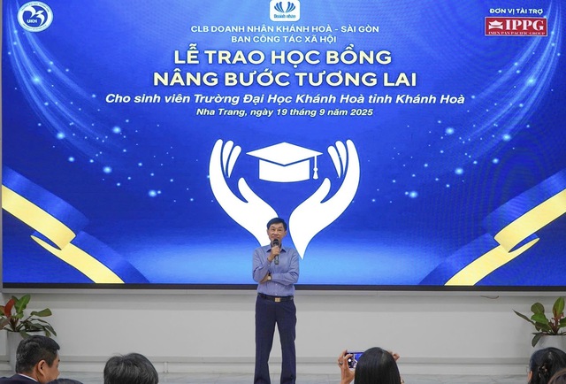 Ông Johnathan Hạnh Nguyễn trao học bổng trị giá 1 tỉ đồng cho sinh viên Khánh Hòa- Ảnh 1. Ông Johnathan Hạnh Nguyễn trao học bổng trị giá 1 tỉ đồng cho sinh viên Khánh Hòa- Ảnh 1.