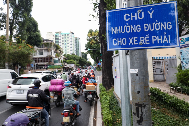 Biển 'Chú ý nhường đường cho xe rẽ phải' có bắt buộc nhường?: CSGT lên tiếng - Ảnh 2.
