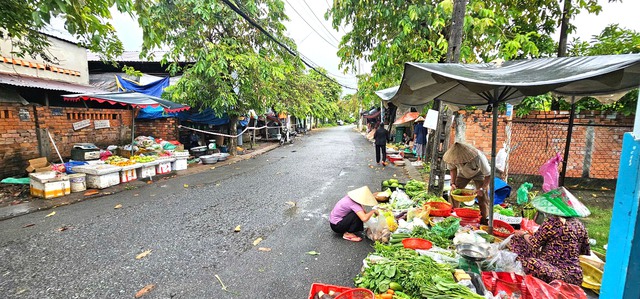 Cháy chợ Xuân Thới Sơn: Tiểu thương mất sạch vốn liếng, co ro bán hàng dưới mưa - Ảnh 4.
