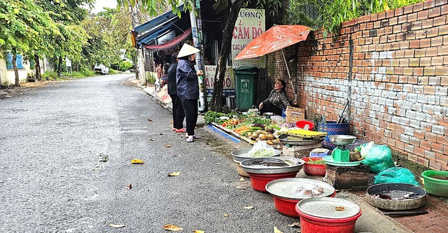 Cháy chợ Xuân Thới Sơn: Tiểu thương mất sạch vốn liếng, co ro bán hàng dưới mưa - Ảnh 3.