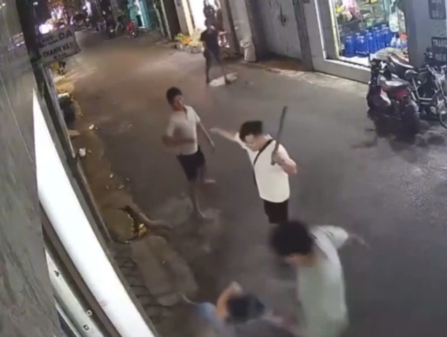 Lấy lời khai nhóm hành hung người đến ngất xỉu giữa đường ở TP.HCM - Ảnh 1.