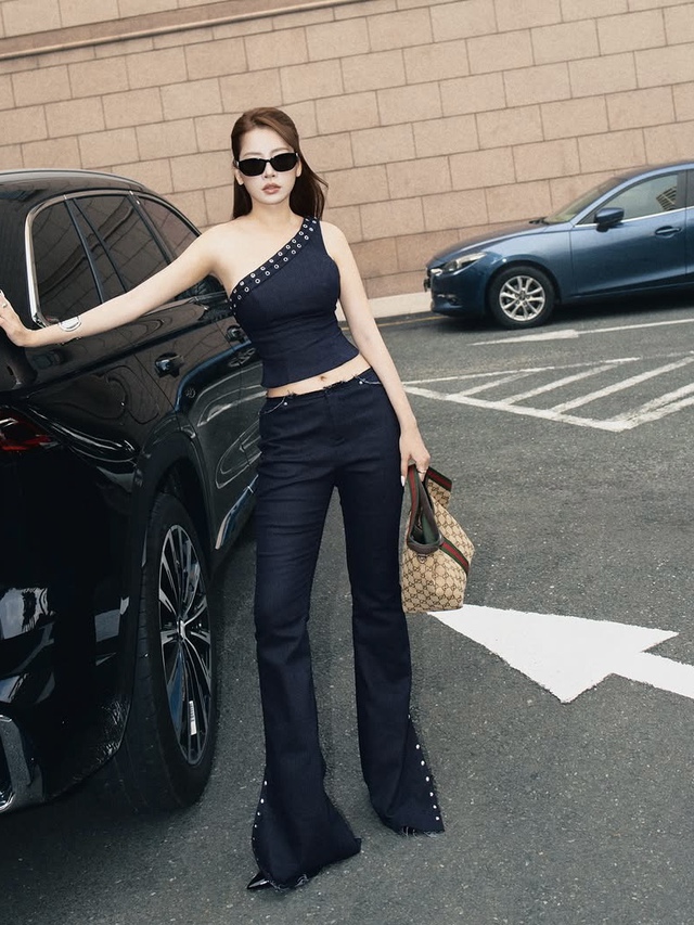 Khoe nét đẹp kiêu sa với nghệ thuật phối đồ cùng áo lệch vai - Ảnh 3.