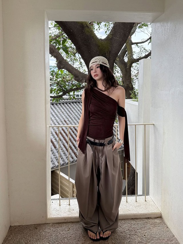 Khoe nét đẹp kiêu sa với nghệ thuật phối đồ cùng áo lệch vai - Ảnh 4.