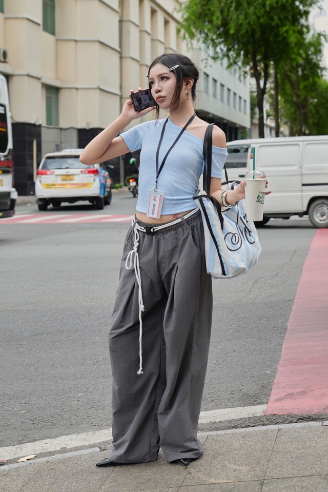 Khoe nét đẹp kiêu sa với nghệ thuật phối đồ cùng áo lệch vai - Ảnh 5.