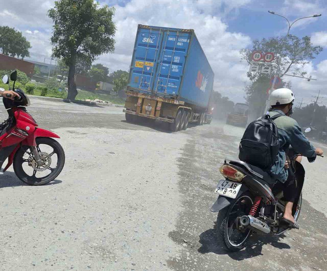 Từ phản ánh bạn đọc: Khổ vì đường bụi bặm - Ảnh 1.