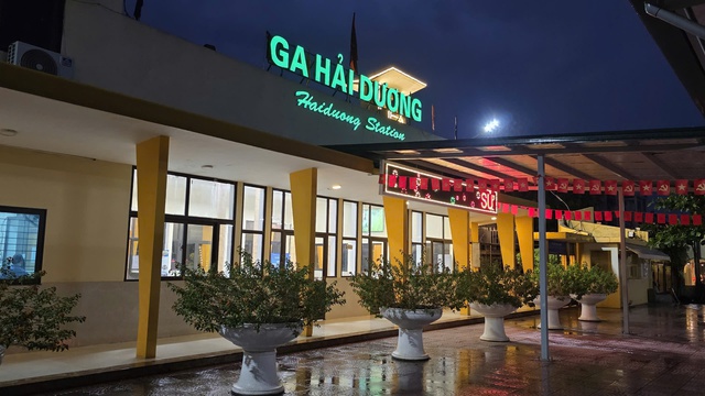 Hơn 180 cán bộ Hải Phòng đi làm bằng tàu hỏa từ sáng sớm- Ảnh 1. Hơn 180 cán bộ Hải Phòng đi làm bằng tàu hỏa từ sáng sớm- Ảnh 1.