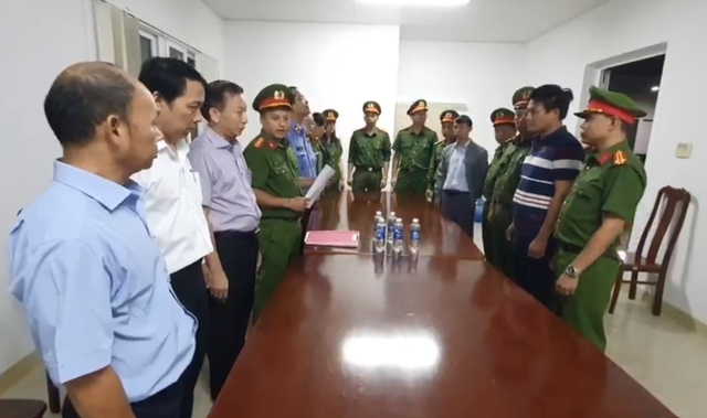 Khởi tố 2 trưởng khoa trong vụ máy tán sỏi ở Đắk Lắk - Ảnh 1.