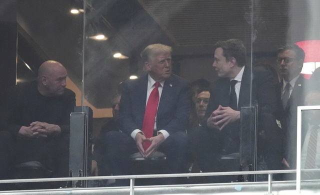 Tổng thống Trump và Elon Musk tái hợp: Cuộc trò chuyện tại Arizona - Ảnh 1. Tổng thống Trump và Elon Musk tái hợp: Cuộc trò chuyện tại Arizona - Ảnh 1.