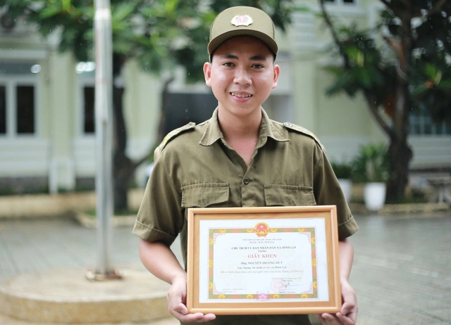 Anh Nguyễn Hoàng Huy được khen thưởng vì dũng cảm cứu người trên sông - Ảnh 1.