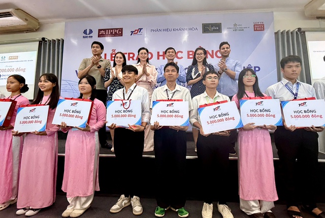 Ông Johnathan Hạnh Nguyễn trao học bổng trị giá 1 tỉ đồng cho sinh viên Khánh Hòa- Ảnh 2. Ông Johnathan Hạnh Nguyễn trao học bổng trị giá 1 tỉ đồng cho sinh viên Khánh Hòa- Ảnh 2.