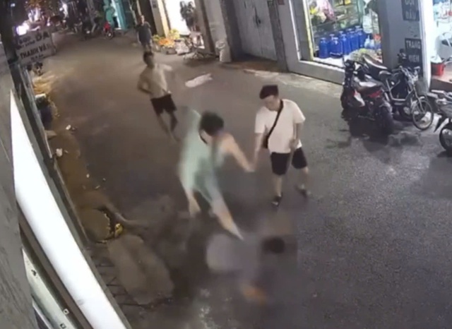 TP.HCM: Người đàn ông bị truy đuổi, hành hung ngất giữa đường - Ảnh 1.