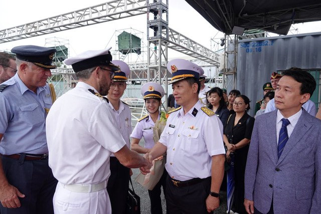 Tàu chiến Anh HMS Richmond cập cảng Sài Gòn - Ảnh 1.