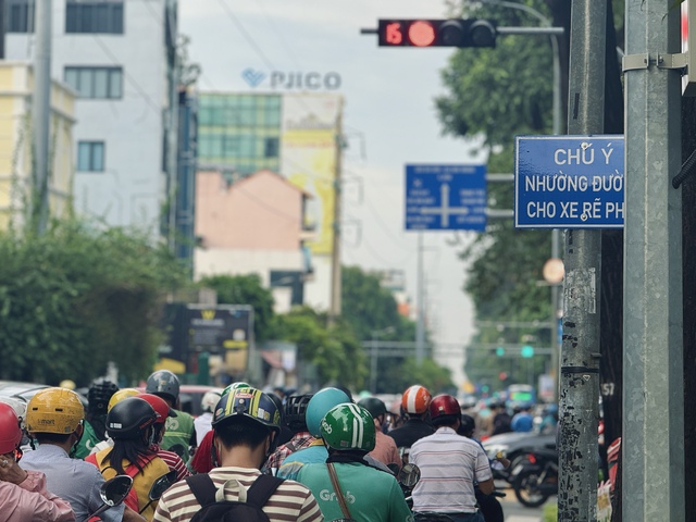 Biển 'Chú ý nhường đường cho xe rẽ phải' có bắt buộc nhường?: CSGT lên tiếng - Ảnh 4.