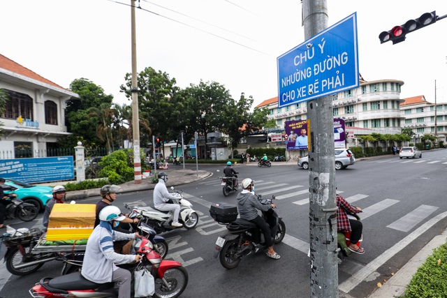 Biển 'Chú ý nhường đường cho xe rẽ phải' có bắt buộc nhường?: CSGT lên tiếng - Ảnh 1.