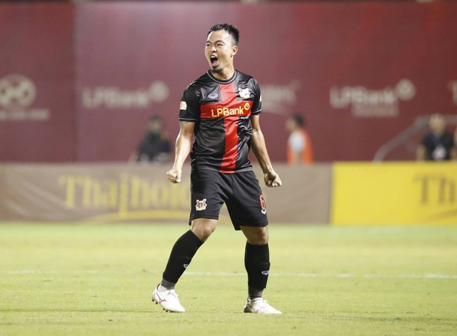 Bảng xếp hạng V-League mới nhất: Ninh Bình đánh bại Nam Định để lấy lại ngôi đầu, HAGL vẫn ở đáy - Ảnh 1.