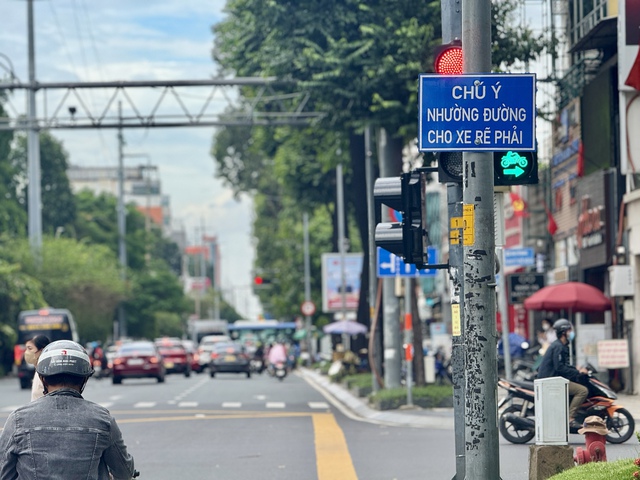 Biển 'Chú ý nhường đường cho xe rẽ phải' có bắt buộc nhường?: CSGT lên tiếng - Ảnh 3.