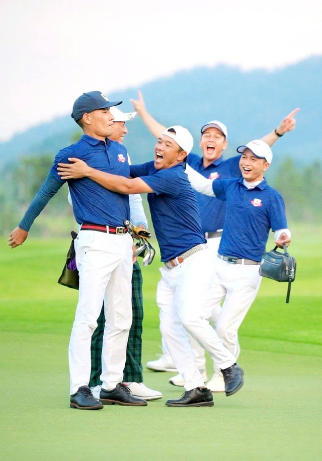 CLB golf họ B&ugrave;i lần đầu ti&ecirc;n v&ocirc; địch kịch t&iacute;nh giải c&aacute;c d&ograve;ng họ - Ảnh 1.