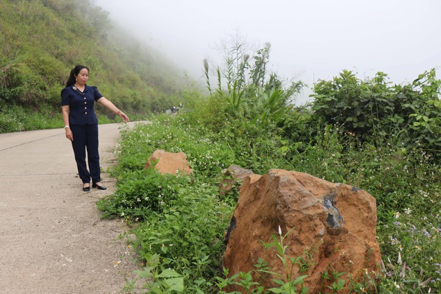 Quảng Ngãi: Nhiều tuyến đường miền núi tiềm ẩn nguy cơ sạt lở đá - Ảnh 2.