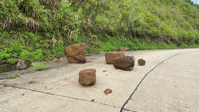 Quảng Ngãi: Nhiều tuyến đường miền núi tiềm ẩn nguy cơ sạt lở đá - Ảnh 1.