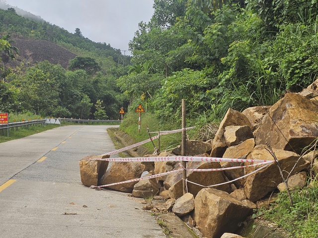 Quảng Ngãi: Nhiều tuyến đường miền núi tiềm ẩn nguy cơ sạt lở đá - Ảnh 3.