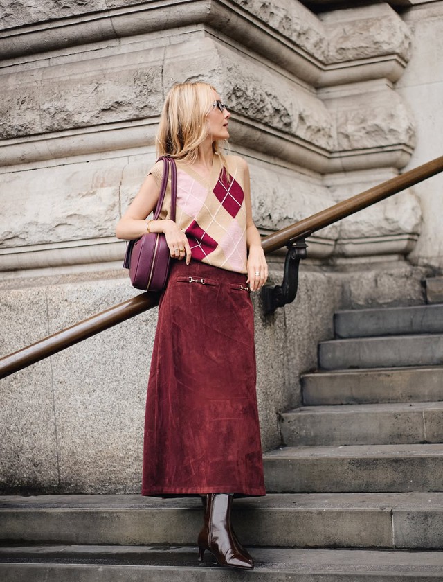 Chân váy cổ điển trở lại, đẹp từ công sở đến đường phố- Ảnh 5.