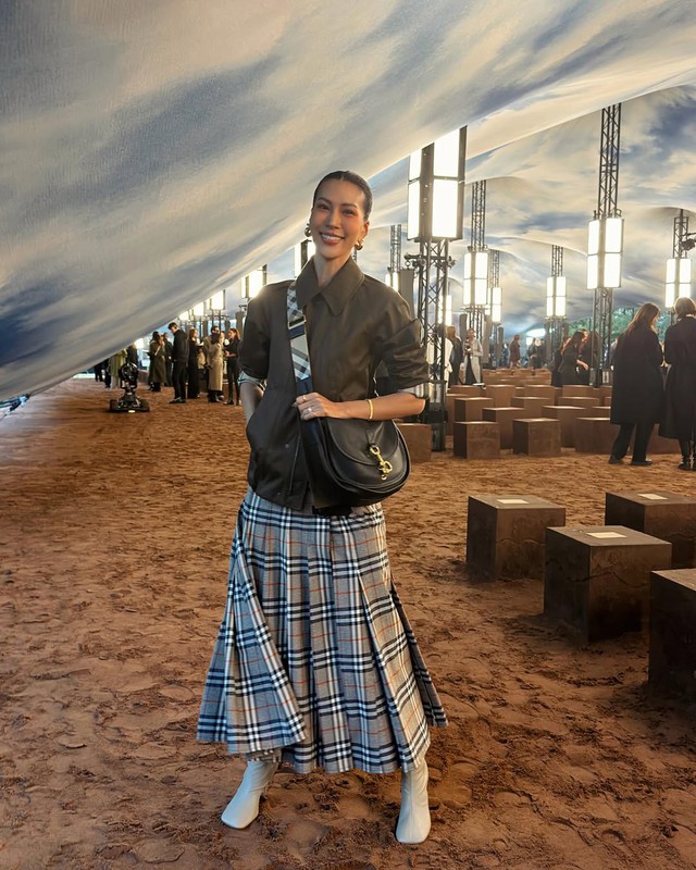 Chân váy cổ điển trở lại, đẹp từ công sở đến đường phố- Ảnh 4.