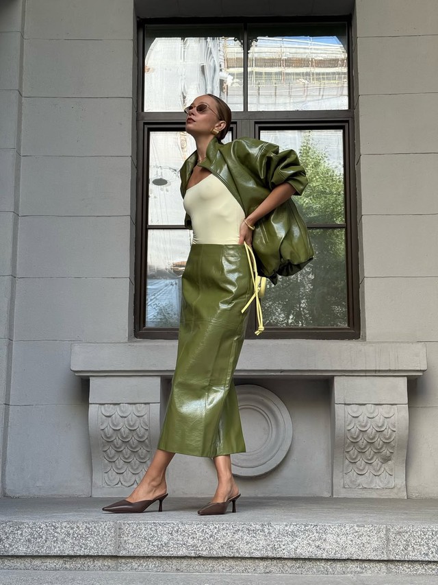 Chân váy cổ điển trở lại, đẹp từ công sở đến đường phố- Ảnh 9.