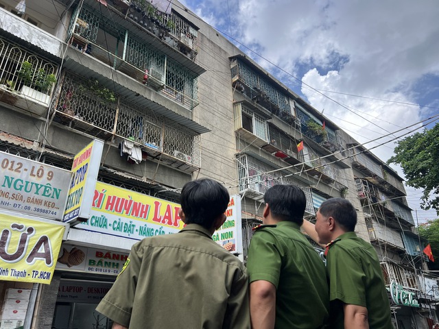 Công an TP.HCM về đích chiến dịch xóa 'tử huyệt chuồng cọp' chung cư- Ảnh 4.