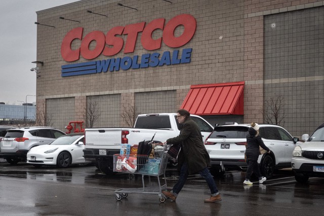 Mỹ 'cấm cửa' quan chức ngoại giao Iran mua sắm ở Costco - Ảnh 1.