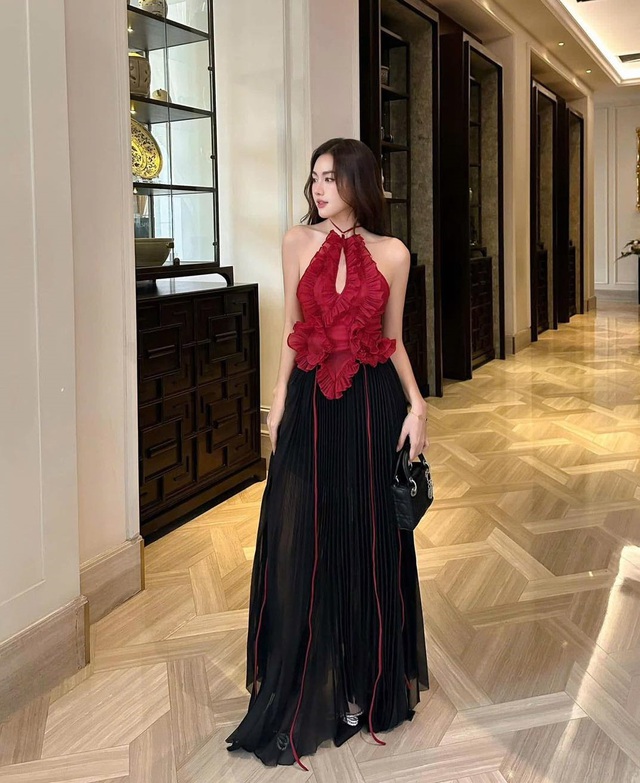 Trang phục khoét xẻ, tuyên ng…