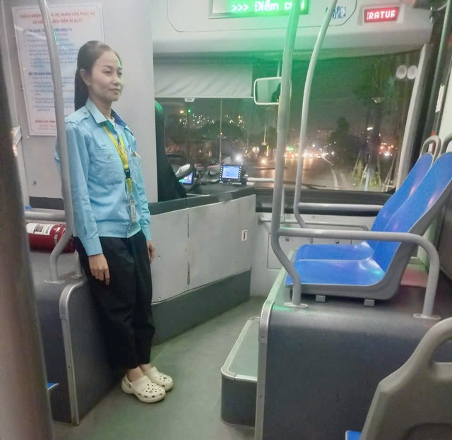 'Mưa tim' cho tiếp viên xe buýt giúp đỡ hành khách bị ngất  - Ảnh 2.