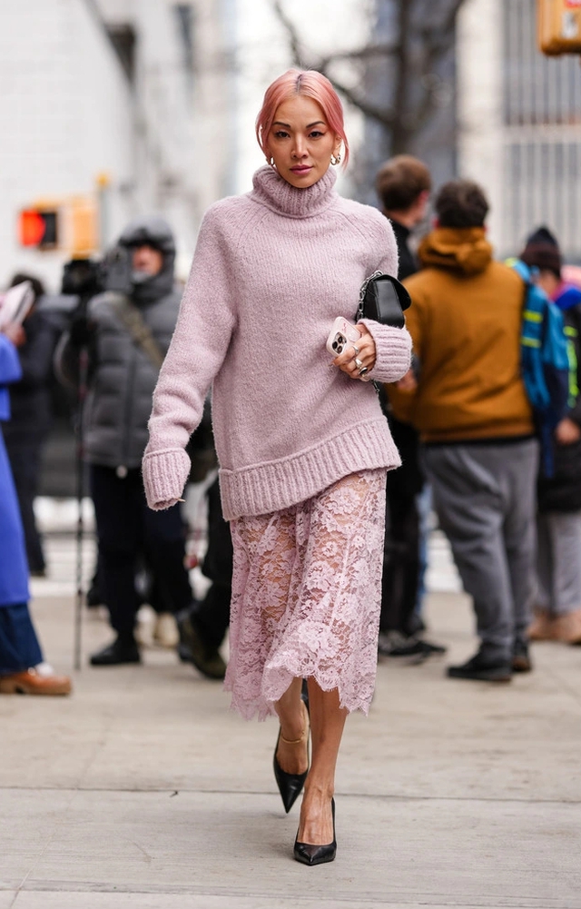 Áo len hồng, biểu tượng nữ tính trở lại đầy cuốn hút - Ảnh 6.